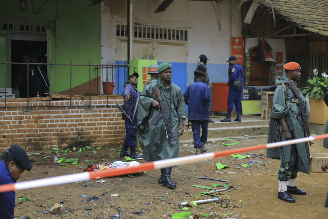 BOMBE: Soldater har sperret av området rundt en restaurant i Beni øst i Kongo, der en bombe eksploderte første juledag. Minst sju personer ble drept. Ytterliggående islamister er aktive i området.