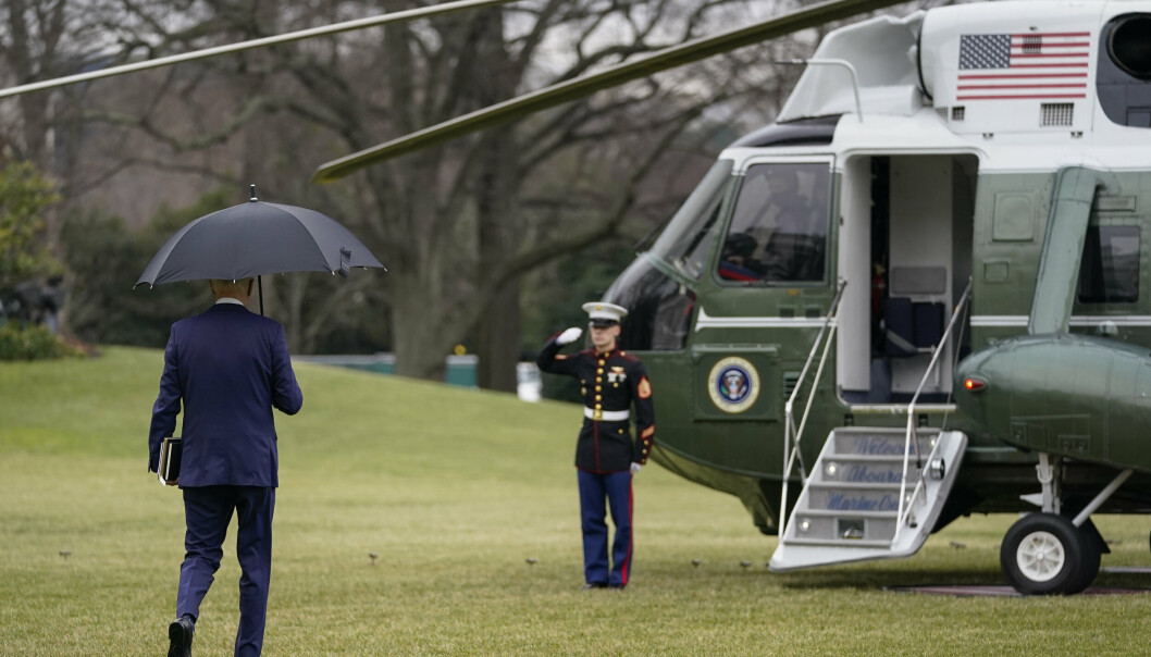 USA: President Joe Biden på vei om bord i helikopteret Marine One utenfor Det hvite hus mandag.