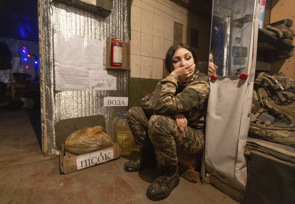 PAUSE: En kvinnelig ukrainsk soldat tar en pust i bakken nær Katerinivka i Donetsk-regionen i Ukraina. Bildet er datert 7. desember 2021.