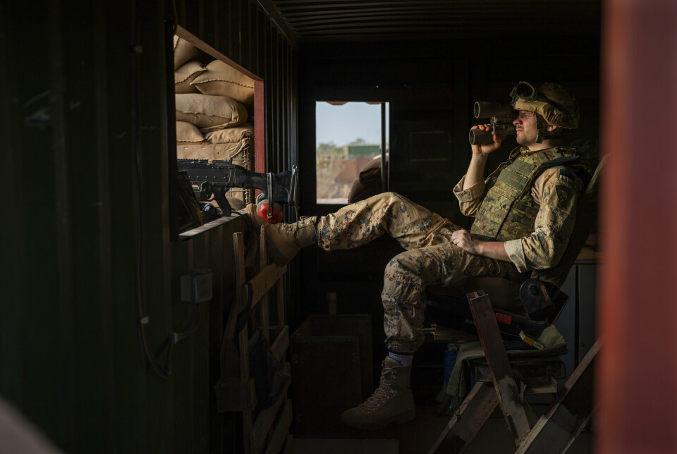 GAO: En estisk soldat i operasjon Barkhane sitter vakt i en leir i Gao i Mali. Foto: Jerome Delay, AP