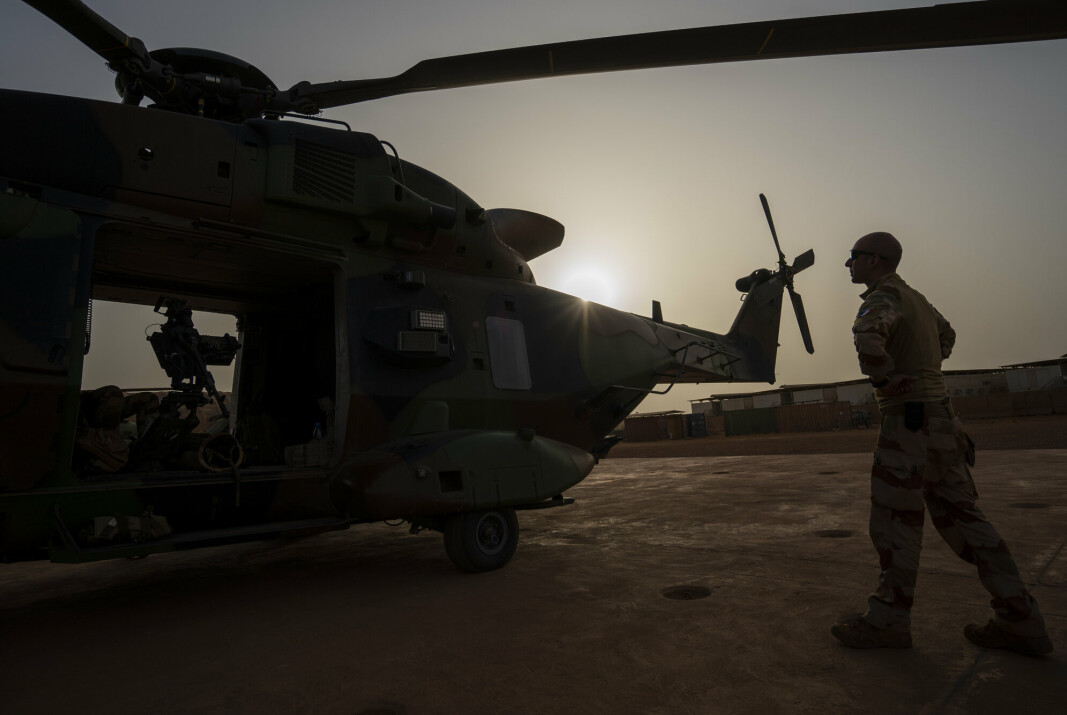 NATT-OPPDRAG: En fransk soldat inspiserer et helikopter før et nattoppdrag i Gao i Mali. Foto: Jerome Delay, AP