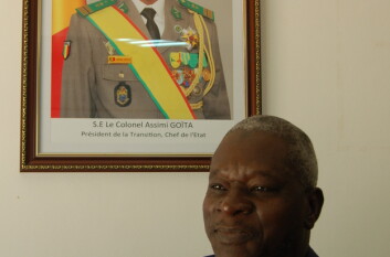 Dr. Fousseynou Outtara under bilde av president Assimi Goïta.