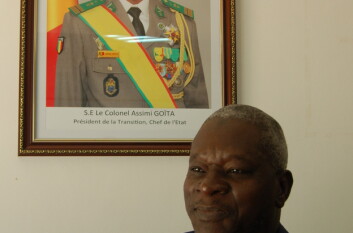 Dr. Fousseynou Outtara under bilde av president Assimi Goïta. Dr. Fousseynou Outtara under bilde av president Assimi Goïta.