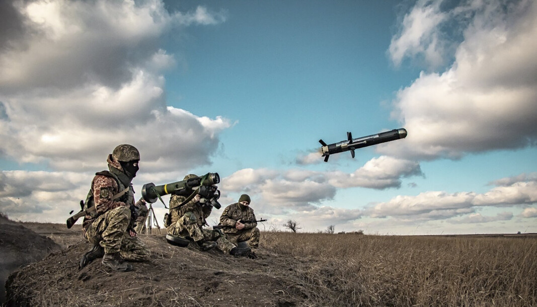 JAVELIN: Dette bildet er utgitt av det ukrainske forsvarsdepartementet og viser ukrainske soldater som skyter Javelin under en øvelse 23. desember 2021.) JAVELIN: Dette bildet er utgitt av det ukrainske forsvarsdepartementet og viser ukrainske soldater som skyter Javelin under en øvelse 23. desember 2021.)