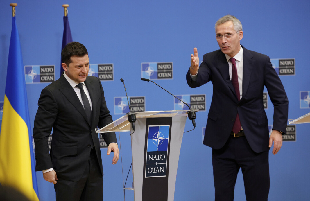 MØTE: Natos generalsekretær Jens Stoltenberg (til høyre) sammen med Ukrainas president Volodymyr Zelenskyj under et møte i Brussel tidligere denne måneden. En russisk styrkeoppbygging nær grensa til Ukraina har vært gjenstand for stor uro i Vesten og Nato de siste ukene.