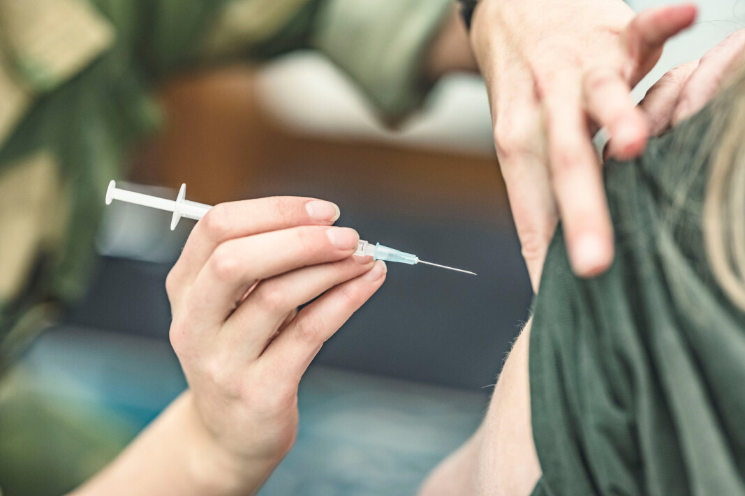 VAKSINER: Forsvarets sanitet (FSAN) er i gang med å sette vaksiner for å avlaste det sivile apparatet. Her er vaksineringen i gang på i Fredrikstad. VAKSINER: Forsvarets sanitet (FSAN) er i gang med å sette vaksiner for å avlaste det sivile apparatet. Her er vaksineringen i gang på i Fredrikstad.