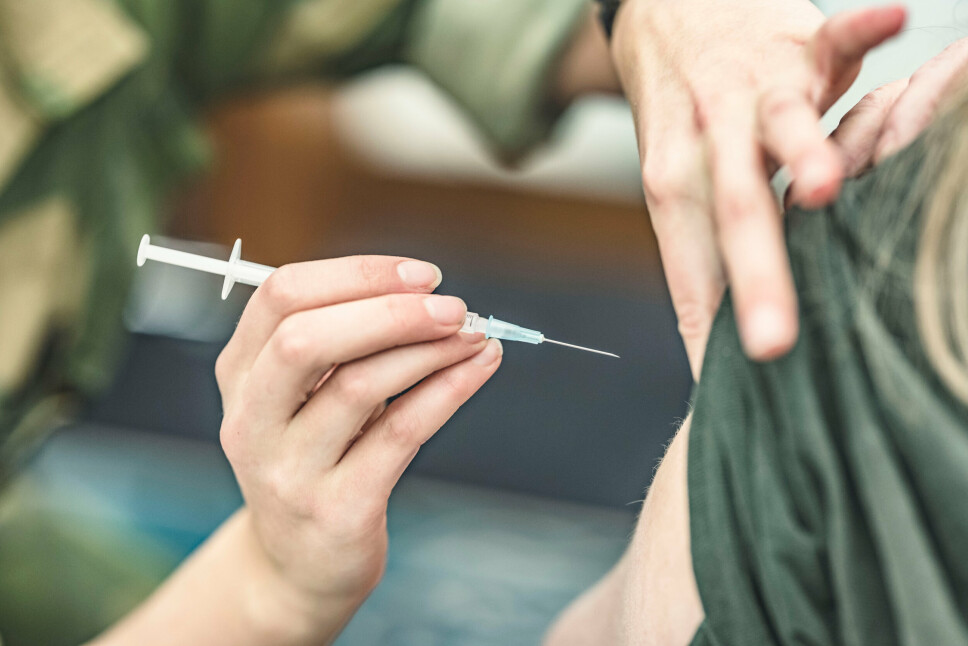 Forsvarets sanitet har bistått med å sette vaksiner for å avlaste det sivile apparatet. Her er vaksineringen i gang på Quality Hotel Fredrikstad.