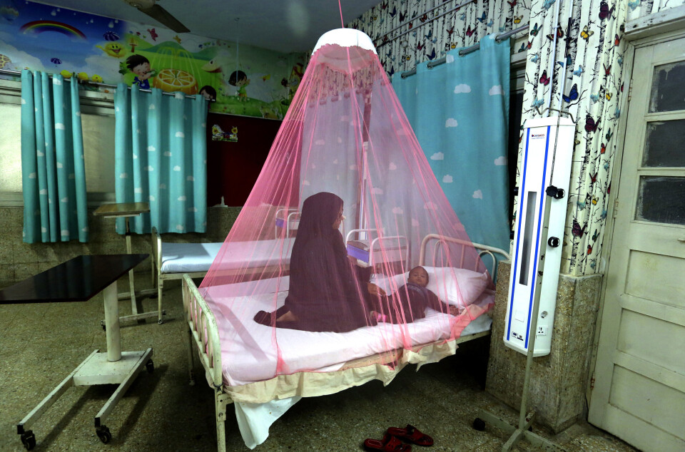 SJUKDOM: Ei mor tek vare på sonen sin, som har fått dengue-feber som spreiast av mygg, på eit sjukehus i Karachi i Pakistan. Biletet er frå 22. november i år. Då varsla pakistanske styresmakter at dei hadde registrert fleire utbrot av sjukdommen rundt i landet.