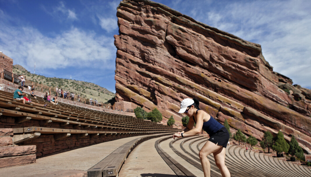 OPPKOBLA: Dette biletet er teke i 2011 og viser ei kvinne som trenar i trappene på Red Rock amfiteater ved Denver i Colorado. Amfiteateret er ifølge nyhetsbyrået AP eit av stadane Amazon skal introdusere teknologien sin "Amazon One", som inneber at forbrukare kan betale ved å stryke handflata si. OPPKOBLA: Dette biletet er teke i 2011 og viser ei kvinne som trenar i trappene på Red Rock amfiteater ved Denver i Colorado. Amfiteateret er ifølge nyhetsbyrået AP eit av stadane Amazon skal introdusere teknologien sin "Amazon One", som inneber at forbrukare kan betale ved å stryke handflata si.