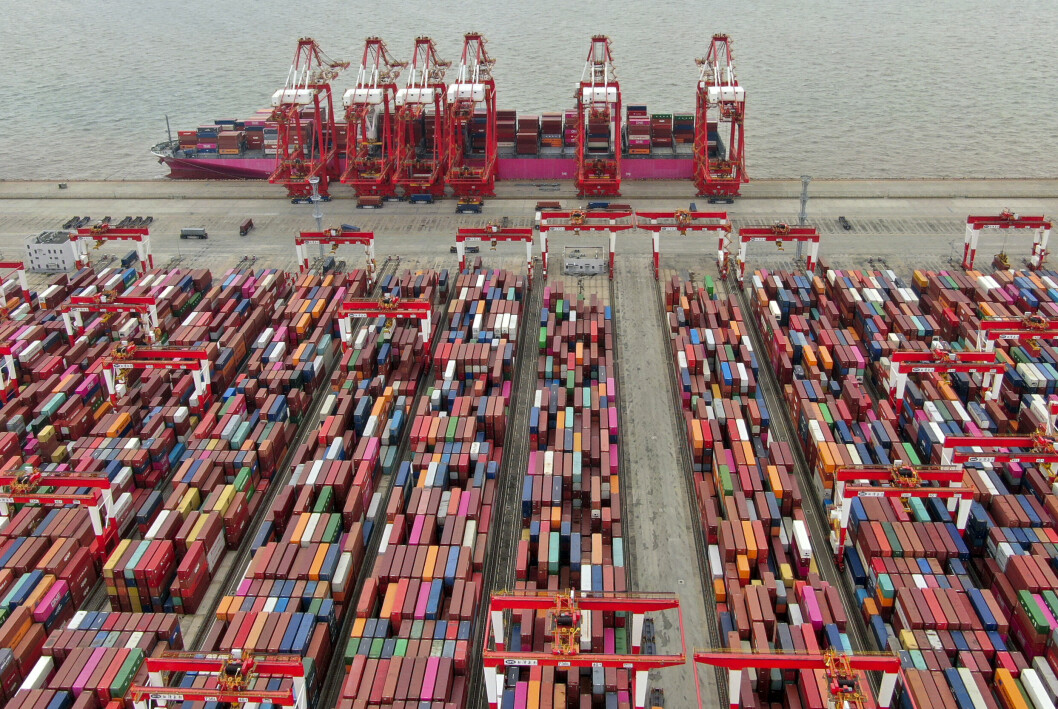 HANDEL: Dette biletet frå containter-havna i Shanghai i Kina, er datert 10. juli 2021.