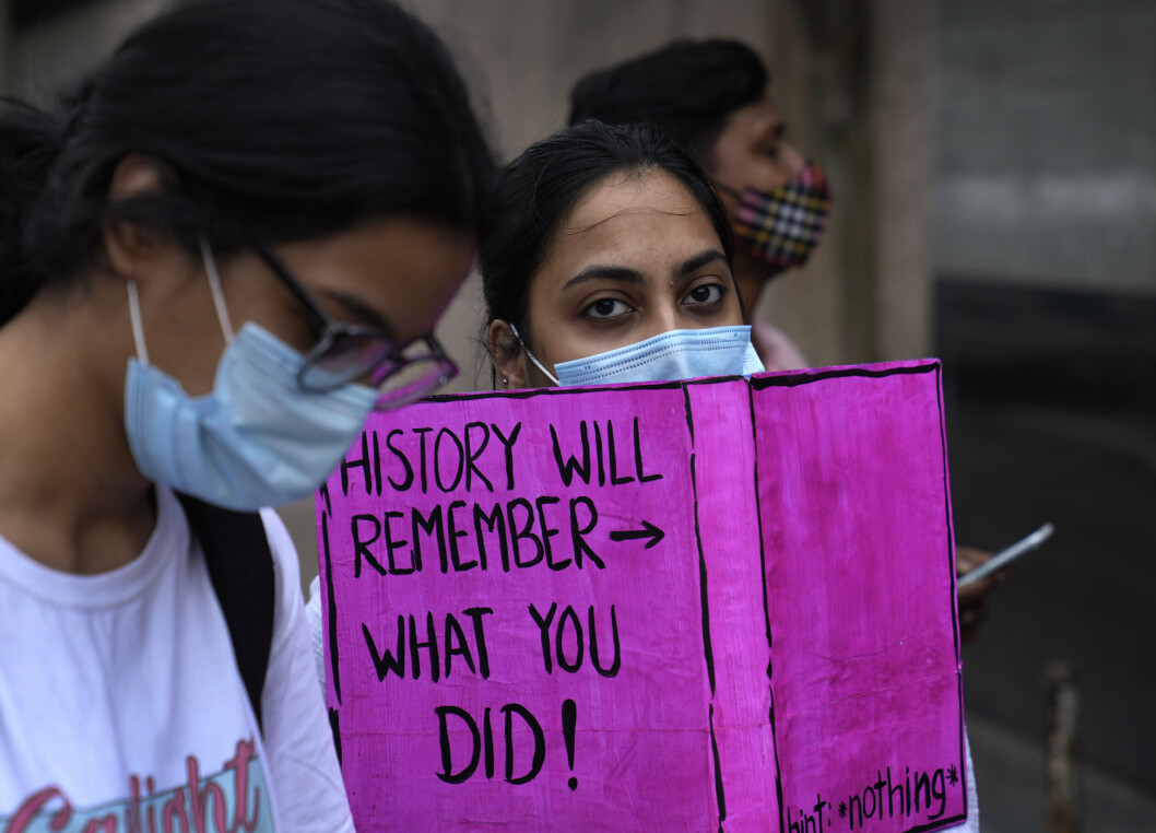 FRAMTIDA: Klimaaktivistar i New Dehli i India held ei plakat med teksten 