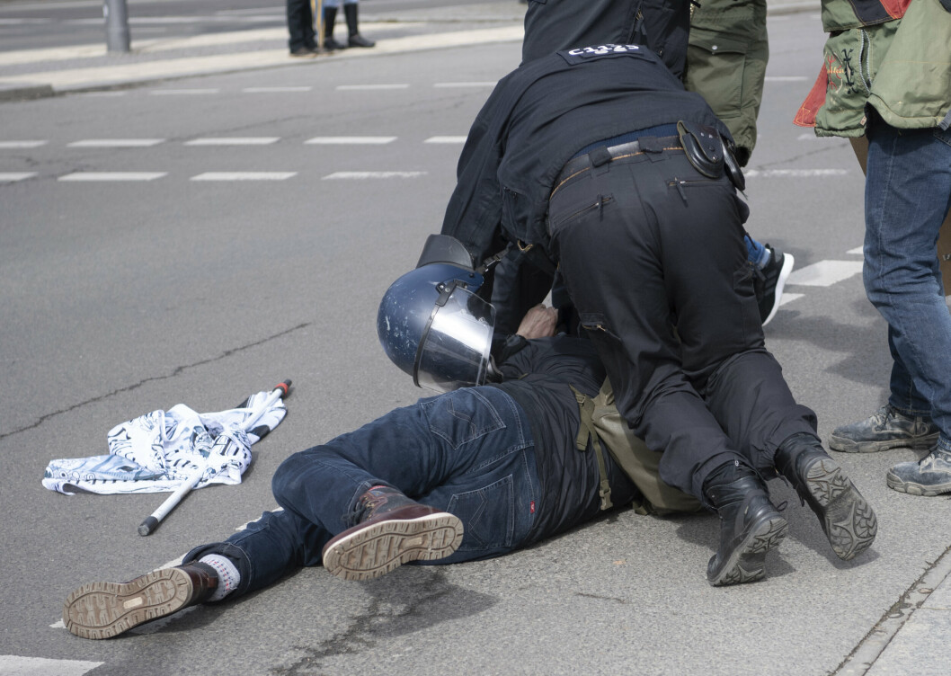 ARRESTERT: En person som har deltatt i en en demonstrasjon for høyreorienterte ekstremister blir anholdt av politiet i den tyske hovedstaden Berlin. Bildet er datert 20. mars 2021.