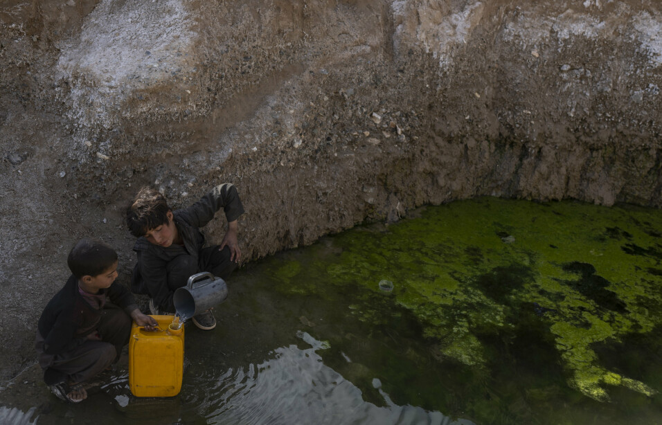 VANN: To afghanske gutter er sendt etter vann, tre kilometer fra hjemmet sitt utenfor Herat.