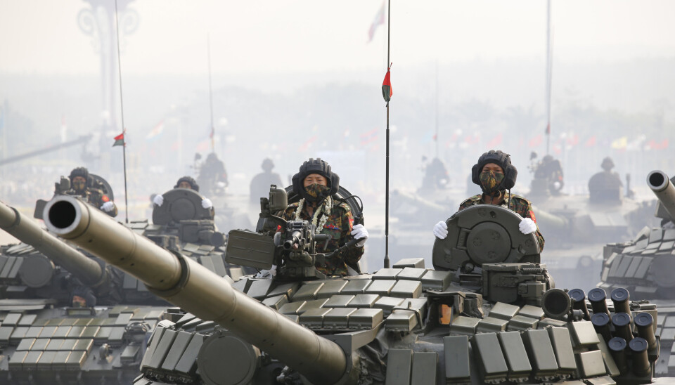 MILITÆRPARADE: Forsvarspersonell viste frem militærmateriell i en parade i Myanmars hovedstad Naypyidaw i mars. Etter anklager om massakrer på sivile, gir EU nå sin støtte til våpenboikott av Myanmar.
