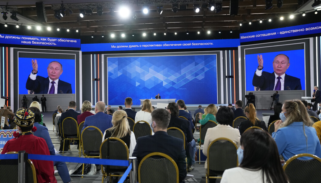 PRESSEKONFERANSE: Russlands president Vladimir Putin inviterte over 500 journalister til sin årlige pressekonferanse lille julaften, men «glemte» å invitere den uavhengige avisen til fredsprisvinner Dmitrij Muratov, Novaja Gazeta. PRESSEKONFERANSE: Russlands president Vladimir Putin inviterte over 500 journalister til sin årlige pressekonferanse lille julaften, men «glemte» å invitere den uavhengige avisen til fredsprisvinner Dmitrij Muratov, Novaja Gazeta.