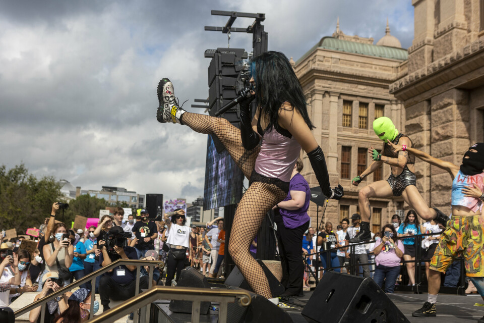 TEXAS: Pussy Riot opptrer under en feministdemonstrasjon i Austin i den amerikanske delstaten Texas i oktober.