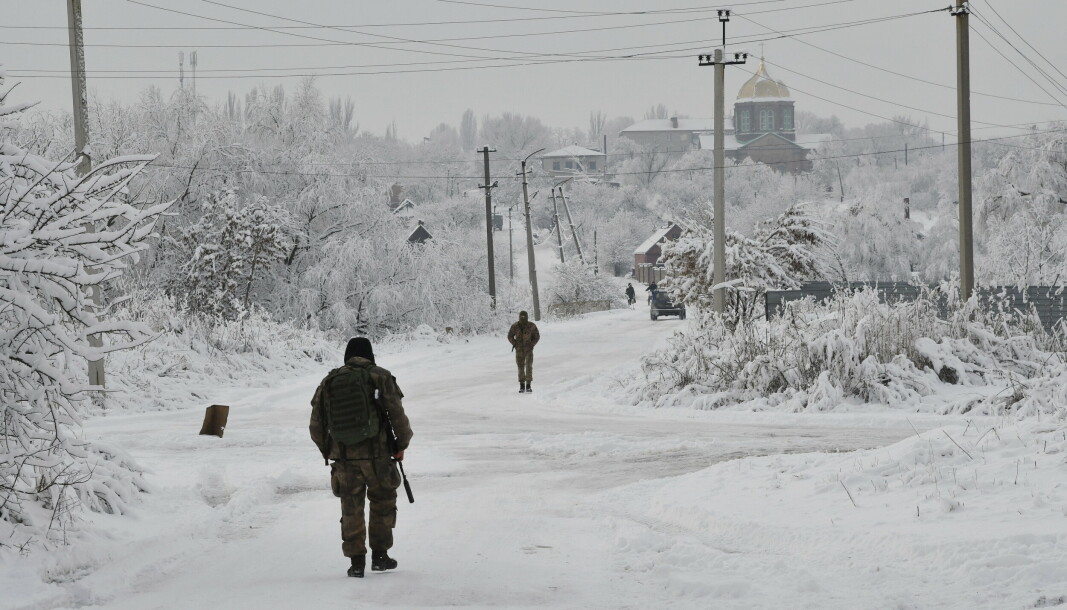 PATTULJE: Ukrainske soldater patruljerer i landsbyen Verkhnotoretske.