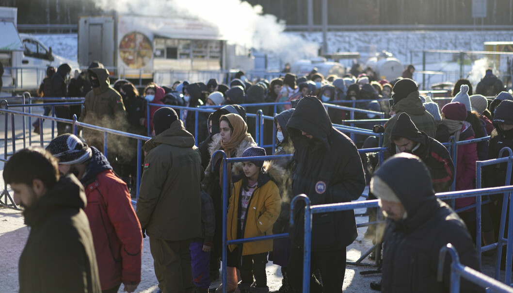 KALDT: Migranter i kø for å få varm mat i nærheten av grensen.