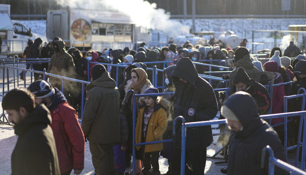 KALDT: Migranter i kø for å få varm mat i nærheten av grensen. KALDT: Migranter i kø for å få varm mat i nærheten av grensen.