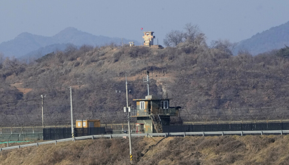 GRENSESTASJON: Sør-koreansk (i front) og Nord-koreansk (i bakgrunnen) militærpost i Paju på grensen mellom landene.
