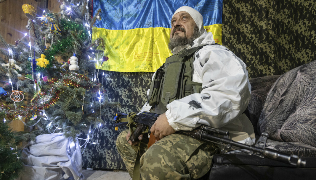 HVILE: En Ukrainsk soldat tar en pause, i nærheten av kampstillingene mot pro-russiske seperatister.