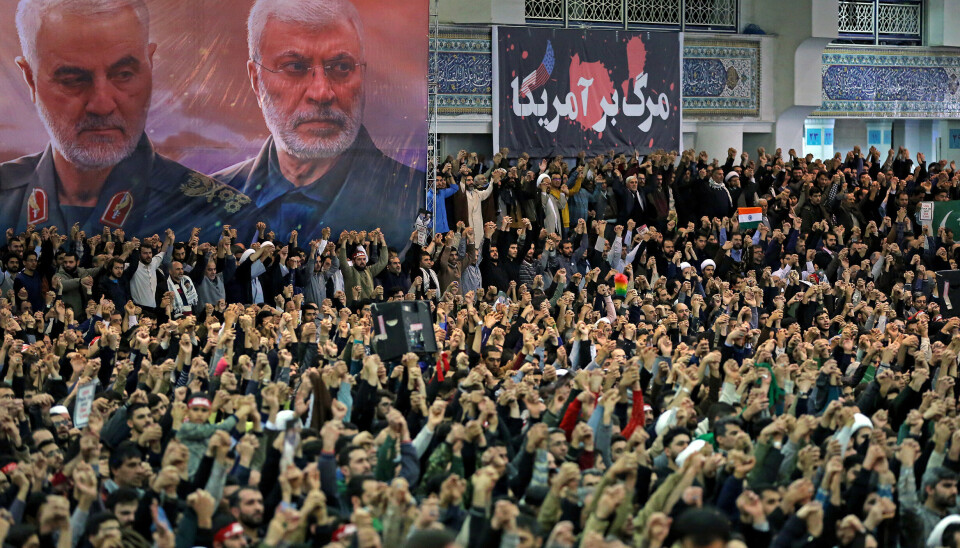HYLLET: Den iranske generalen Qasem Soleimani (t.v. på plakaten) ble hedret under fredagsbønn 17. januar 2020 i i stormoskeen Imam Khomeini i Irans hovedstad Teheran.