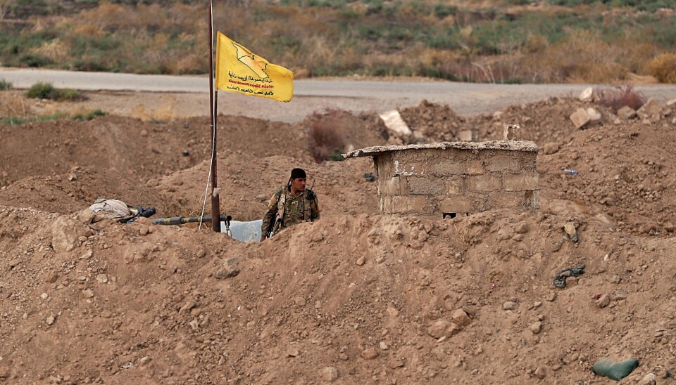 PÅ GRENSEN: En syrisk soldat holdt vakt på grensen til Irak i oktober 2019. Søndag kveld ble fem syriske soldater drept i et IS-angrep i Øst-Syria.