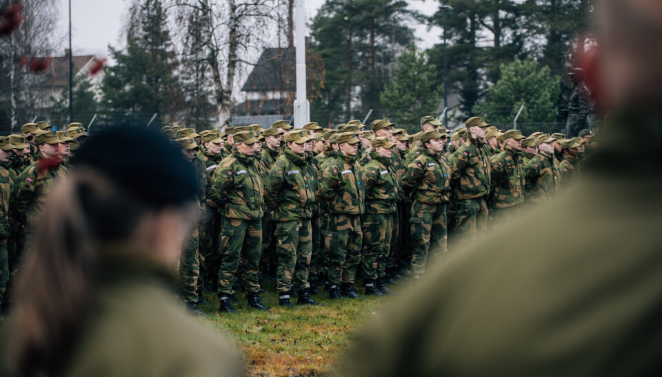 PERSONELL: FFI er i gang med å kartlegge hva ansatte mener om lønnen sin. Illustrasjonsbilde fra markeringen av Forsvarets minnedag på Terningmoen i november 2021.
