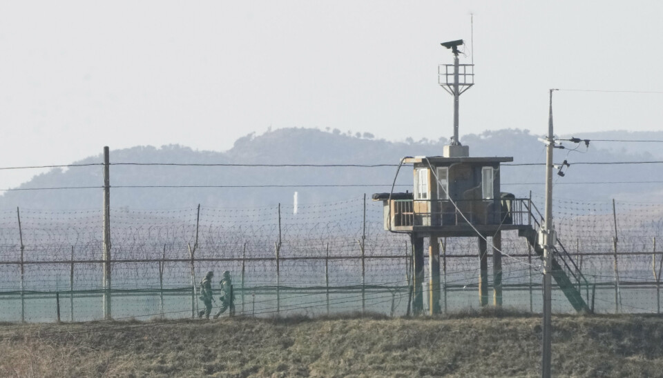 GRENSELAND: Sørkoreanske soldater patruljerer langs grensen mot Nord-Korea. Det er uvanlig at folk krysser akkurat denne grensen, men 1. januar var det en nordkoreaner som gjorde det.