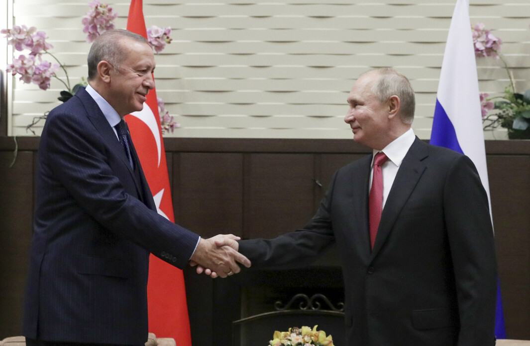 MOTPARTER: Tyrkias president Recep Tayyip Erdoğan (t.v.) og Russlands president Vladimir Putin møttes i september 2021. Søndag hadde de nye telefonsamtaler.