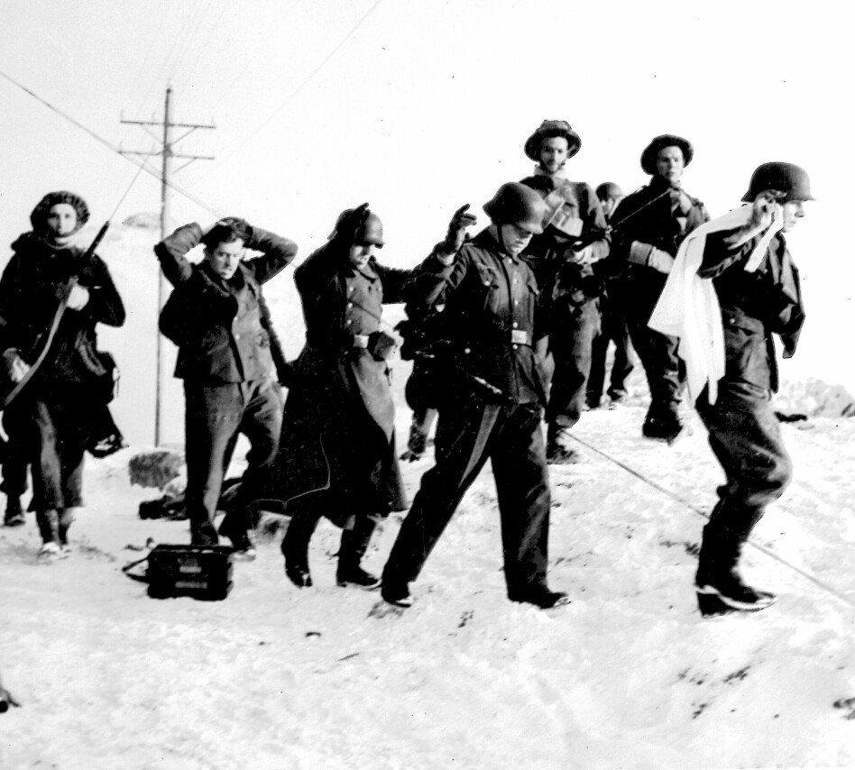 KVITT FLAGG: Tyske soldater overgir seg under raidet.
