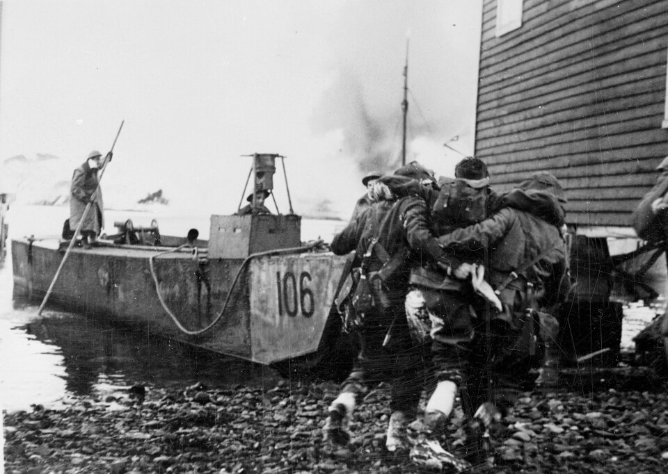 SKADD: Ein såra britisk kommandosoldat hjelpes om bord i eit landgangsfartøy.