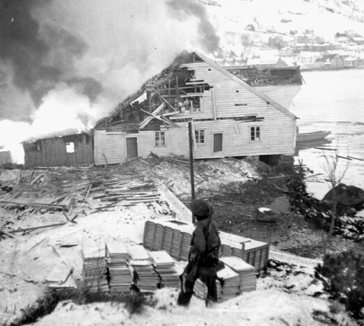 BRANN: Brennende tyske brakker og ammunisjonsdepoter på Måløy.