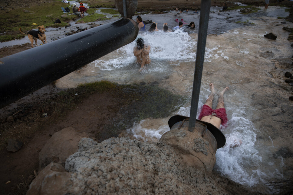 KONTROLL: Israelere bader i varmt vann som kommer ut fra et rør ved et reservoar nær Mount Bental i de israelsk-kontrollerte Golanhøydene, lørdag 4. desember 2021.