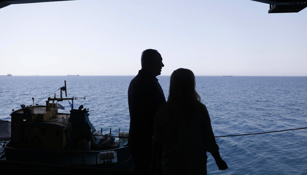 HAIFA: Israels statsminister Benjamin Netanyahu (t.v.) og konen Sara, om bord i et militærskip i havnen i Haifa i 2017. Helikopteret styrtet i sjøen uten Haifa. HAIFA: Israels statsminister Benjamin Netanyahu (t.v.) og konen Sara, om bord i et militærskip i havnen i Haifa i 2017. Helikopteret styrtet i sjøen uten Haifa.
