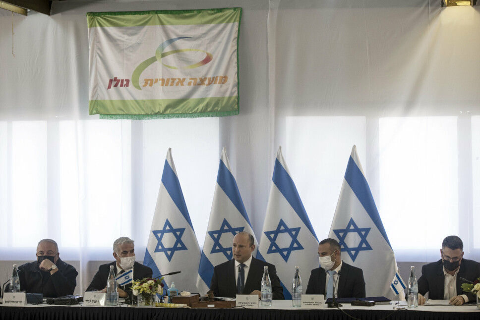 TALER: Israels statsminister Naftali Bennett, i midten, taler på det ukentlige statsrådsmøtet i Kibbutz Mevo Hama, i de israelsk-okkuperte Golanhøydene, søndag 26. desember 2021.