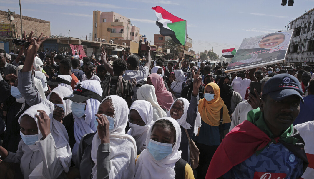TÅREGASS: Folk roper slagord under en protest for å fordømme militærkuppet i oktober 2021, i Khartoum, Sudan, søndag 2. januar 2022. Sudanesiske sikkerhetsstyrker avfyrte tåregass for å spre demonstranter mens tusenvis samlet seg mot militærstyret, sa legene. TÅREGASS: Folk roper slagord under en protest for å fordømme militærkuppet i oktober 2021, i Khartoum, Sudan, søndag 2. januar 2022. Sudanesiske sikkerhetsstyrker avfyrte tåregass for å spre demonstranter mens tusenvis samlet seg mot militærstyret, sa legene.
