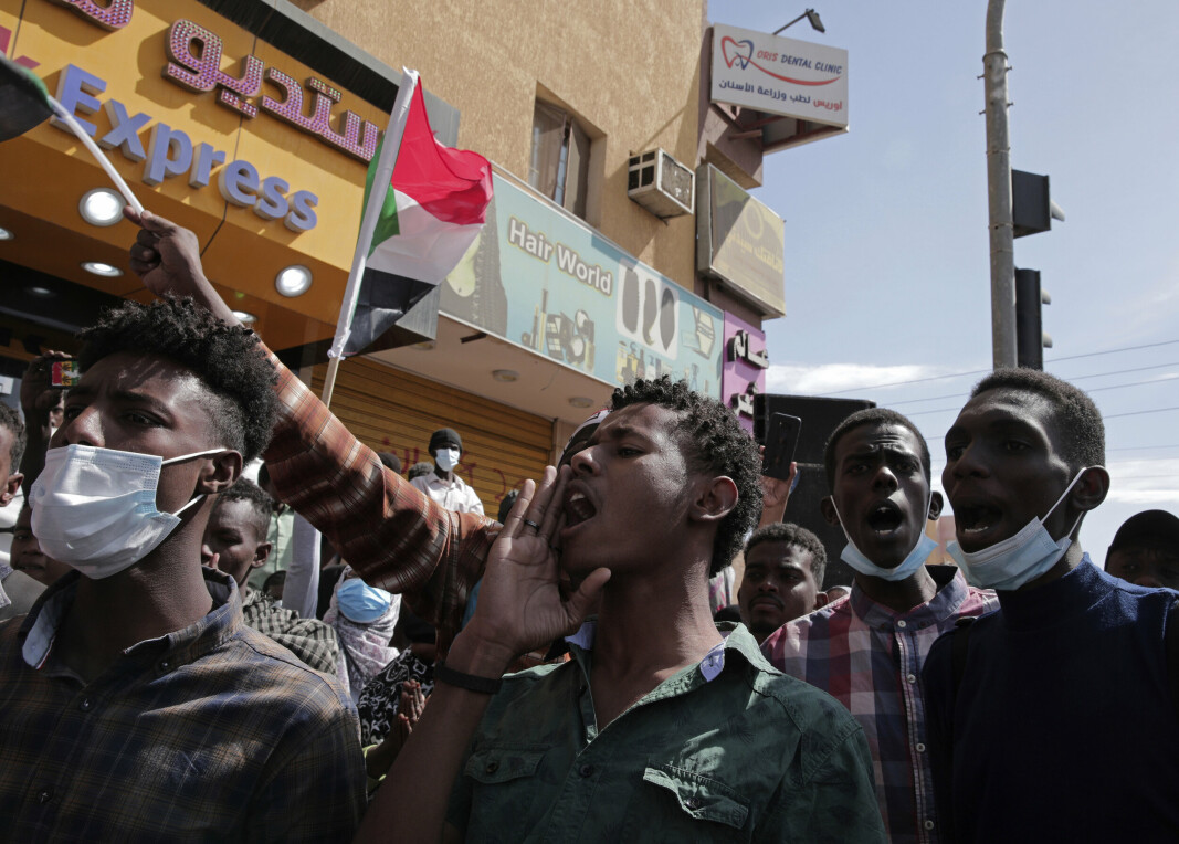 DEMONSTRANTER: Folk roper slagord under en protest for å fordømme militærkuppet i oktober 2021, i Khartoum, Sudan, søndag 2. januar 2022. Sudanesiske sikkerhetsstyrker avfyrte tåregass for å spre demonstranter mens tusenvis samlet seg mot militærstyret, sa legene.