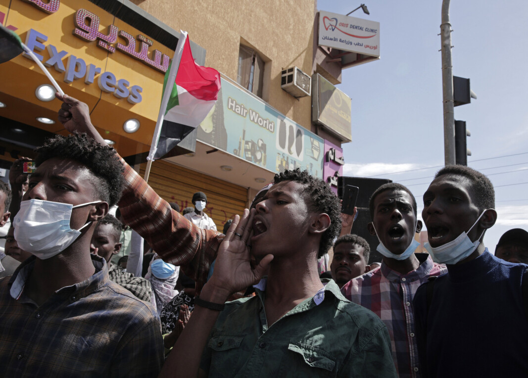 DEMONSTRANTER: Folk roper slagord under en protest for å fordømme militærkuppet i oktober 2021, i Khartoum, Sudan, søndag 2. januar 2022. Sudanesiske sikkerhetsstyrker avfyrte tåregass for å spre demonstranter mens tusenvis samlet seg mot militærstyret, sa legene. DEMONSTRANTER: Folk roper slagord under en protest for å fordømme militærkuppet i oktober 2021, i Khartoum, Sudan, søndag 2. januar 2022. Sudanesiske sikkerhetsstyrker avfyrte tåregass for å spre demonstranter mens tusenvis samlet seg mot militærstyret, sa legene.