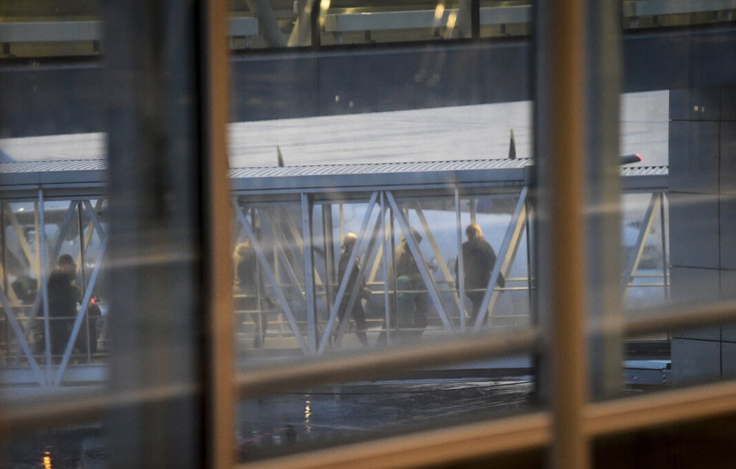 UTVIST: Bilde fra 21. oktober 2021. Tre IS-kvinner og åtte barn bosatt i Sverige som ble utvist fra selvstyret i det nordøstlige Syria landet på Arlanda torsdag kveld. UTVIST: Bilde fra 21. oktober 2021. Tre IS-kvinner og åtte barn bosatt i Sverige som ble utvist fra selvstyret i det nordøstlige Syria landet på Arlanda torsdag kveld.