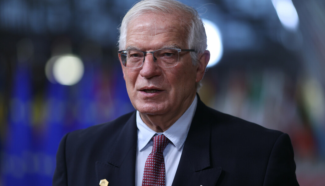 TOPPMØTE: EUs utenrikspolitiske sjef Josep Borrell snakker med media når han ankommer et EU-toppmøte i Det europeiske råds bygning i Brussel, torsdag 16. desember 2021. EU-ledere møtes til et en-dagers toppmøte torsdag som vil fokusere på Russlands militær trussel mot nabolandet Ukraina og om måter å håndtere den pågående COVID-19-krisen.