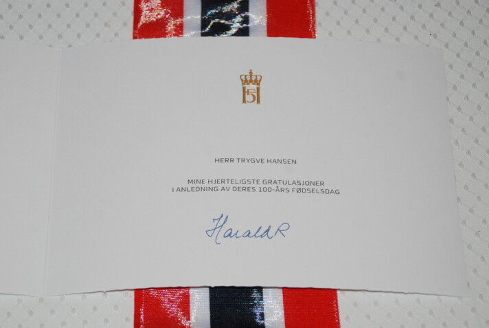 Hilsen fra kong Harald til krigsseiler Trygve Hansen. Hilsen fra kong Harald til krigsseiler Trygve Hansen.