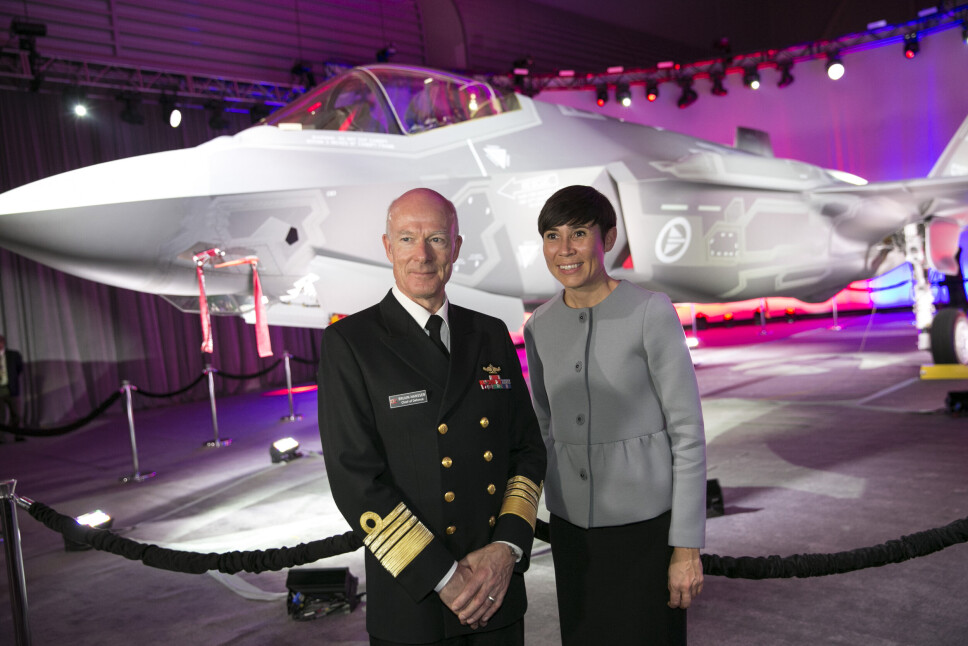 FORT WORTH: Daværende forsvarssjef Haakon Bruun-Hanssen og forsvarsminister Ine Eriksen Søreide var til stede da Norge mottok det første F-35 kampflyet på Lockheed Martin-fabrikken i Fort Worth i Texas i 2015. Siden den gang har flyene blitt betydelig billigere.
