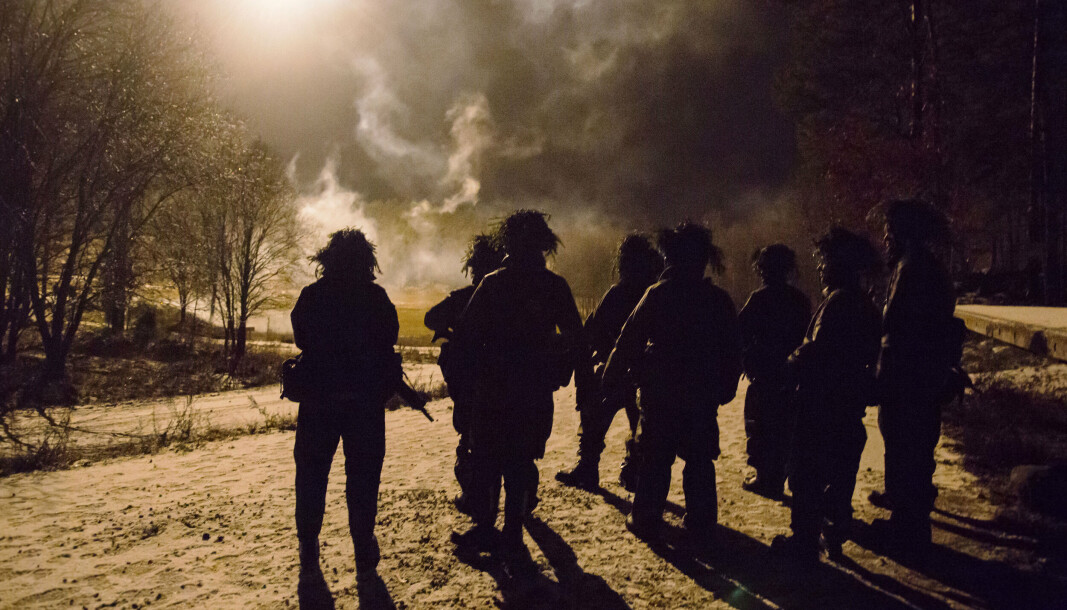 MØRKET: Rekrutter fra ledningsregementet øver på å skyte på natten på Härads skytefelt.