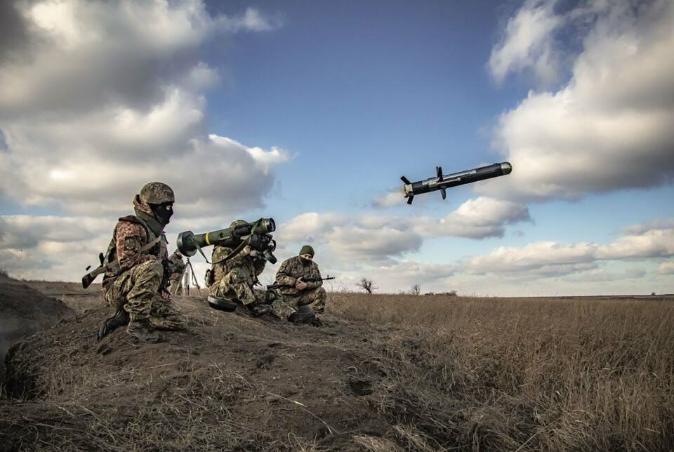 OPPTRAPPING: Er en ny krig uungåelig, spør Robert Mood. Her ser vi ukrainske soldater på øvelse da de fyrer av et amerikansk Javelin missil.