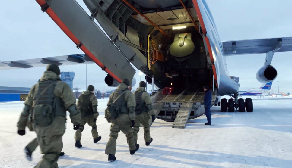 BOARDING: Russiske soldater boarder et fly utenfor Moskva. De skal til Kasakhstan for å bistå med å slå ned protester.