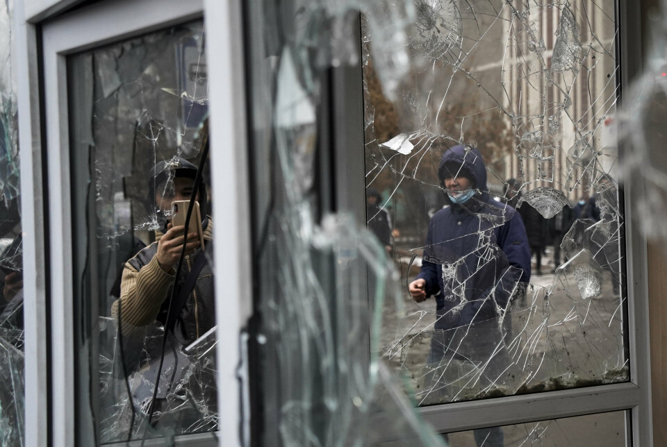 ØDELAGT: Demonstranter har knust vinduer under en protest i byen Almaty.