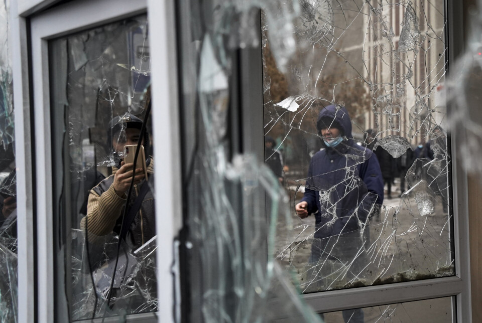 ØDELAGT: Demonstranter har knust vinduer under en protest i byen Almaty. ØDELAGT: Demonstranter har knust vinduer under en protest i byen Almaty.