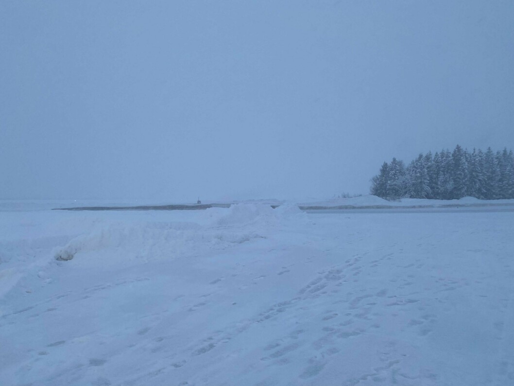 STATUS: Slik ser det ut på bakken på Evenes, der flyet ikke får lande på grunn av snøen.