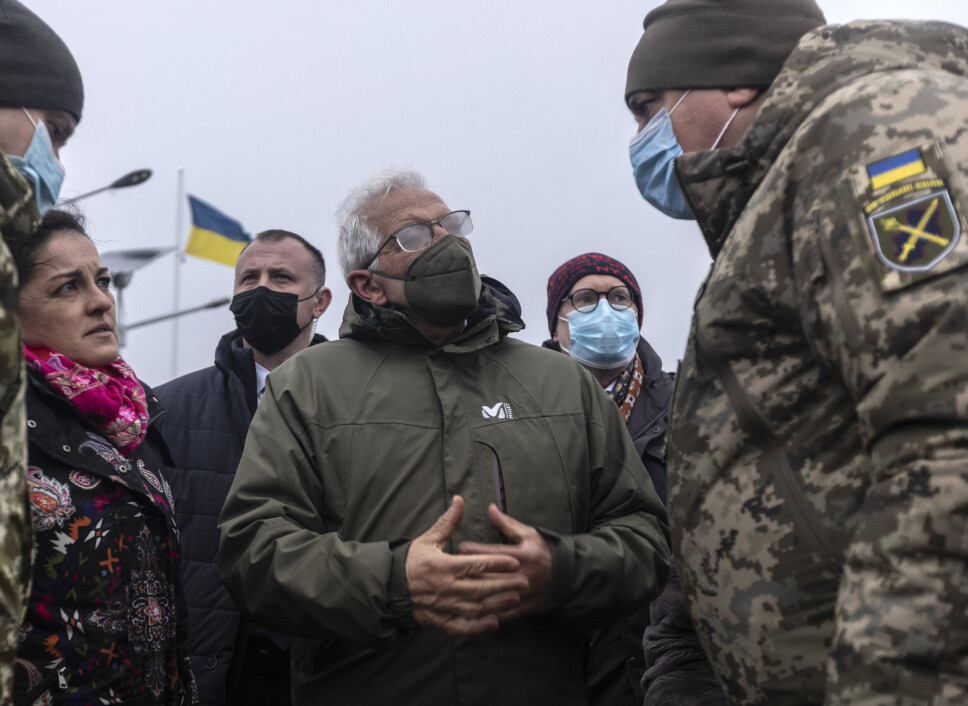 GRENSA: EUs utenrikssjef i samtale med ukrainsk soldat under besøket på grensa mellom Ukraina og russisk område. Onsdag, 5. januar 2022.